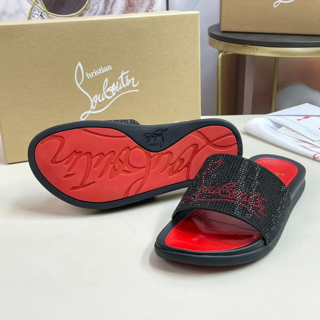 [CL red sole shoes] P: 340💰 size 38-45 Men’s classic slippers, made on the official website 1:1, the original factory specializes in original materials ➖ OEM 3D printed patterns, all hand-made with hot-drilled diamonds ➖ Ultra-light anti-slip outsole. Super fashionable and super comfortable, handsome on the feet, a must-have for men in summer! !